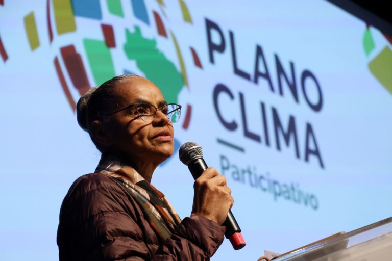 A ministra Marina Silva em encontro para elaboração do Plano Clima: governo divulga sumário-executivo com estratégias para adaptação e mitigação (Foto: Rovena Rosa / Agência Brasil - 15/08/2024)