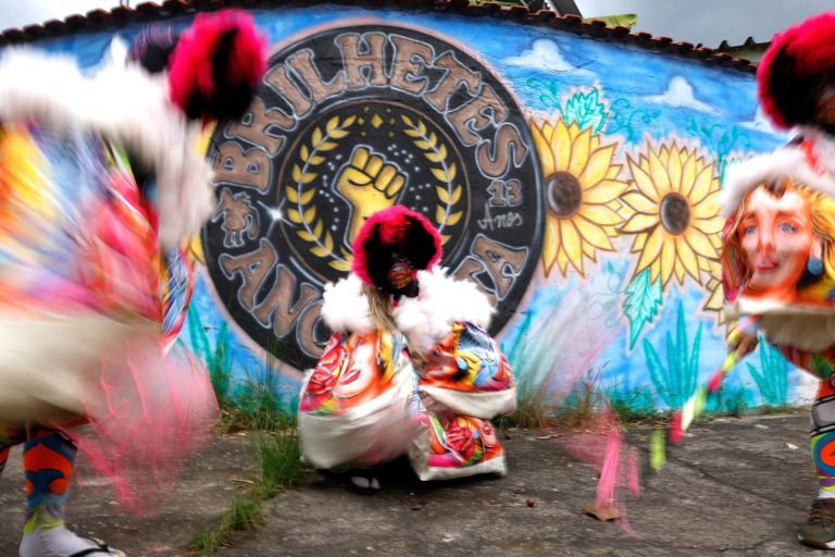Turma feminina de bate-bola Brilhetes de Anchieta se prepara para o carnaval 2026, em Anchieta, Zona Norte do Rio: mulheres ganham espaço na rua (Foto: Tânia Rêgo / Agência Brasil)