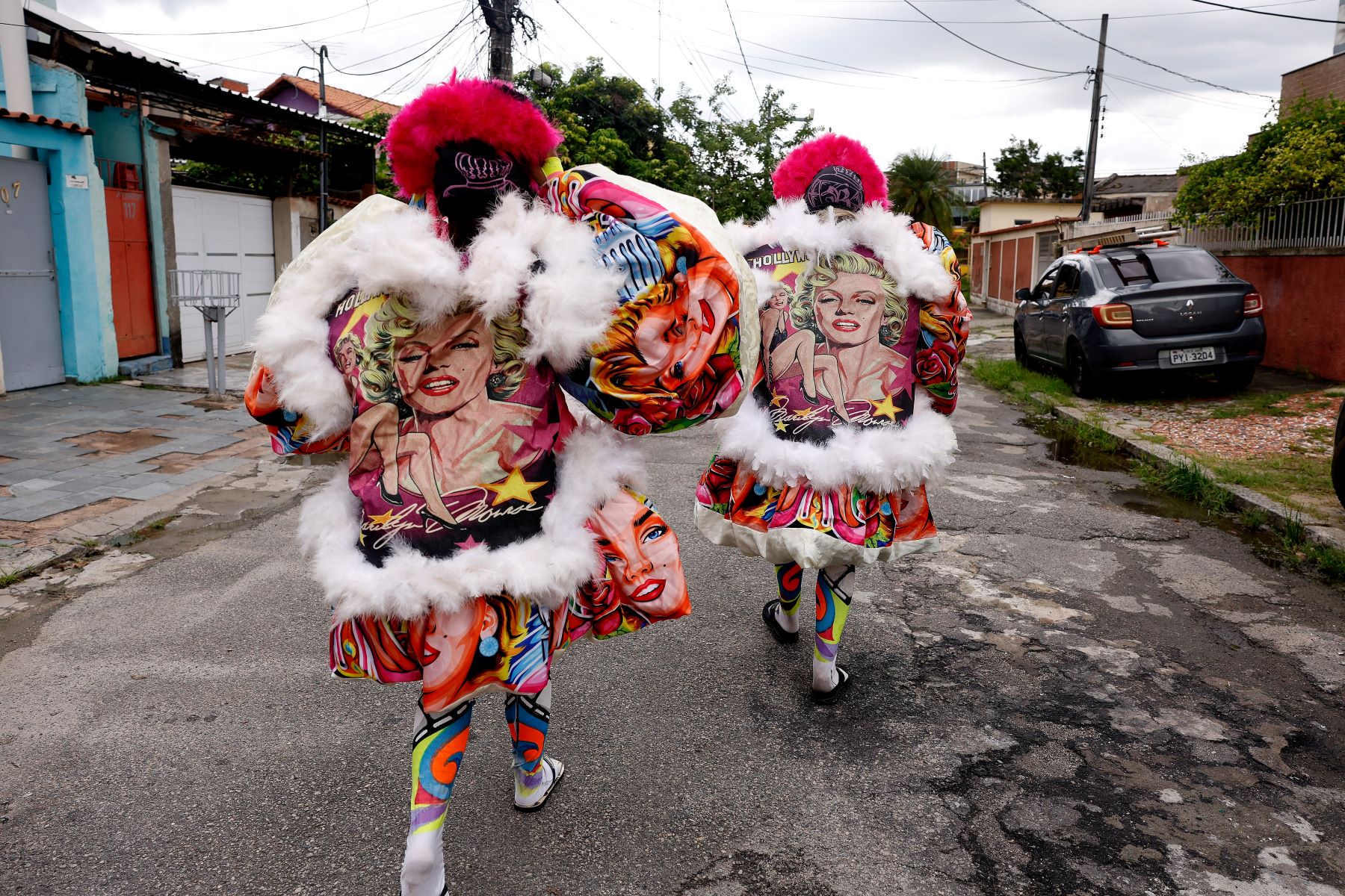 Integrantes das Brilhetes de Anchieta se preparam para o Carnaval 2026: mulheres deixam de acompanhar companheiros para criar grupo de bate-bolas no subúrbio carioca (Foto: Tânia Rêgo / Agência Brasil)