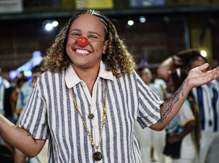 Laísa Lima, 26 anos, única mestra de bateria nas 27 escolas de samba que vão desfilar na Marquês de Sapucaí: nova geração de mulheres ganha protagonismo na Passarela (Foto: Luan Oliveira / Divulgação)