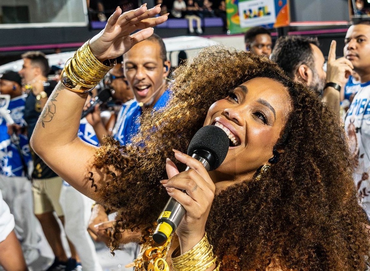 A intérprete Jéssica Martin no ensaio técnico da Beija-Flor: mulheres vão transformando Sapucaí em território de liderança feminina (Foto: Eduardo Holanda / Beija-Flor)