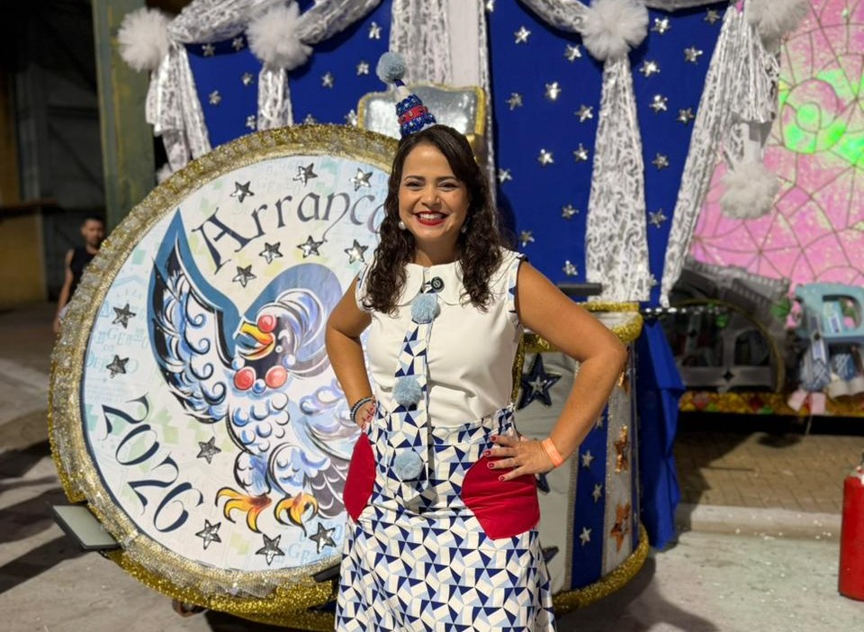 A carnavalesca Annik Salmon com alegoria para o desfile do Aranco: abertura de caminhos para outras mulheres (Foto: Artur Amaro / Arranco) 