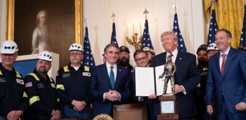 Trump na cerimônia em que recebeu o troféu de "Campeão do Carvão": governo dos EUA revogou decreto que controlava as emissões de CO2 no país (Foto: Joyce N. Boghosian / White House)