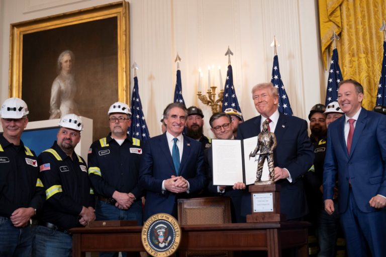 Trump na cerimônia em que recebeu o troféu de "Campeão do Carvão": governo dos EUA revogou decreto que controlava as emissões de CO2 no país (Foto: Joyce N. Boghosian / White House)