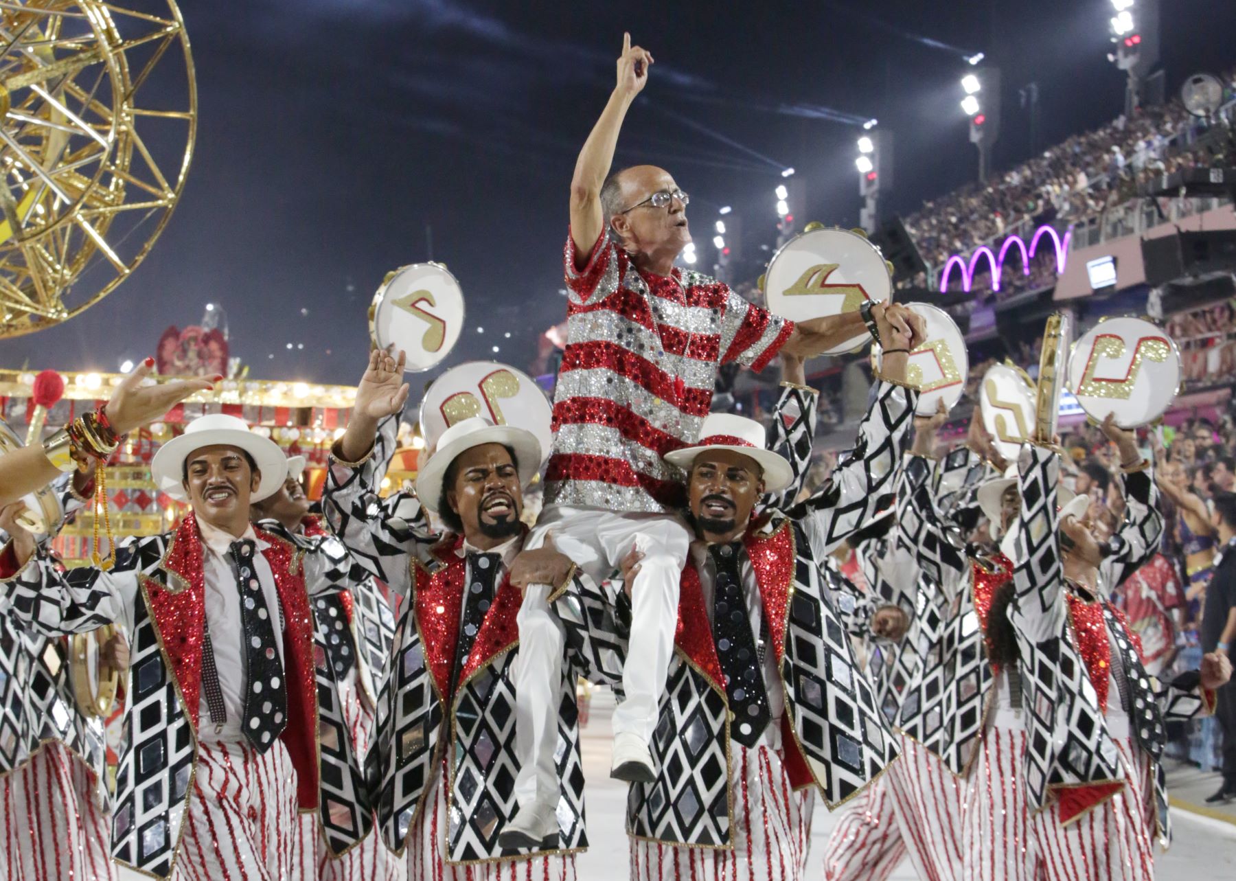 Mestre Ciça nos braços da Comissão de Frente da Viradouro: desfile cheio de surpresas (Foto: Tata Barreto / Riotur)
