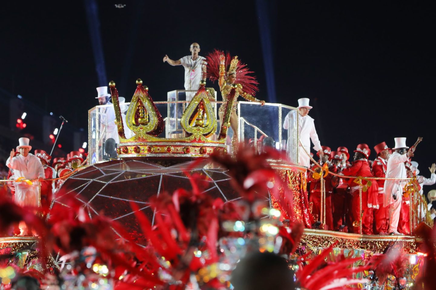 Ciça com sua bateria e a rainha Juliana Paes em cima de um carro alegórico: Viradouro foi campeã do Carnaval do Rio com enredo em homenagem ao mestre de bateria, ao samba e às escolas (Foto: Alexandre Macieira / Riotur)