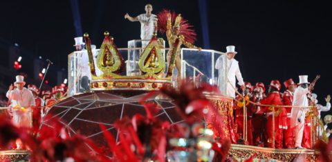Ciça com sua bateria e a rainha Juliana Paes em cima de um carro alegórico: Viradouro foi campeã do Carnaval do Rio com enredo em homenagem ao mestre de bateria, ao samba e às escolas (Foto: Alexandre Macieira / Riotur)