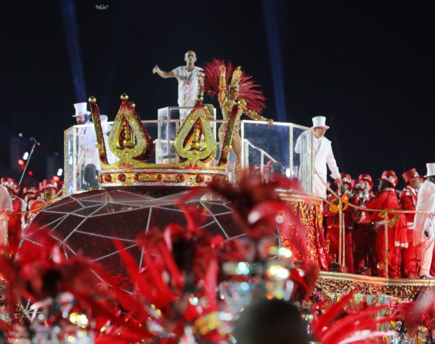 Viradouro é campeã com enredo homenageando seu mestre de bateria, as escolas e o samba