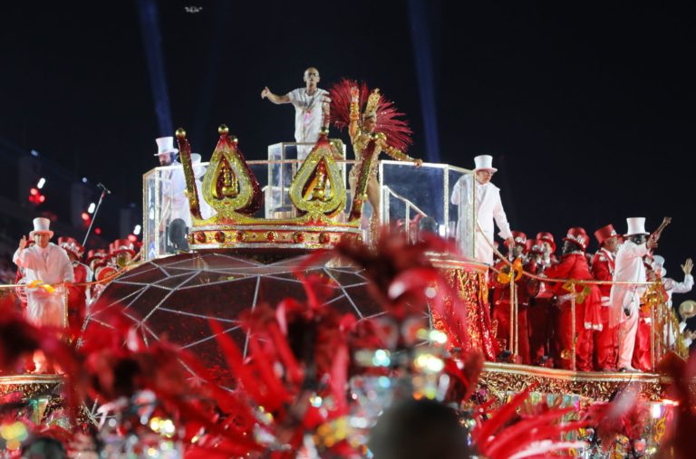 Ciça com sua bateria e a rainha Juliana Paes em cima de um carro alegórico: Viradouro foi campeã do Carnaval do Rio com enredo em homenagem ao mestre de bateria, ao samba e às escolas (Foto: Alexandre Macieira / Riotur)