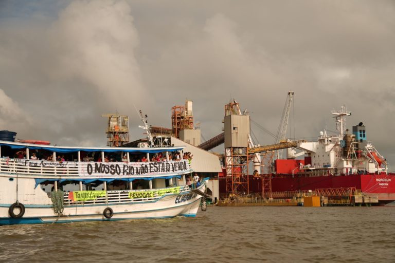 Manifestação no Tapajós contra privatização de hidrovias: indígenas celebram revogação de decreto pelo Governo Lula (Foto: Movimento Tapajós Vivo / Amazônia Real - 19/02/2026)