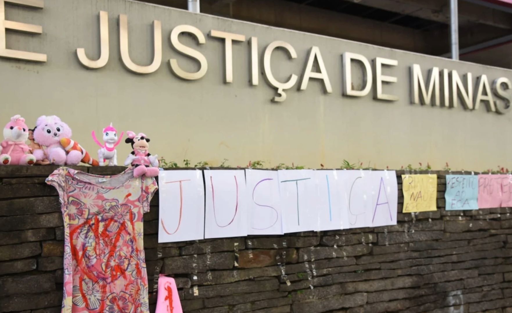 Protesto no TJMG contra absolvição de homem de 35 anos que vivia com menina de 12: ser mulher é sempre correr dos perigos (Foto: Redes Sociais / Reprodução)