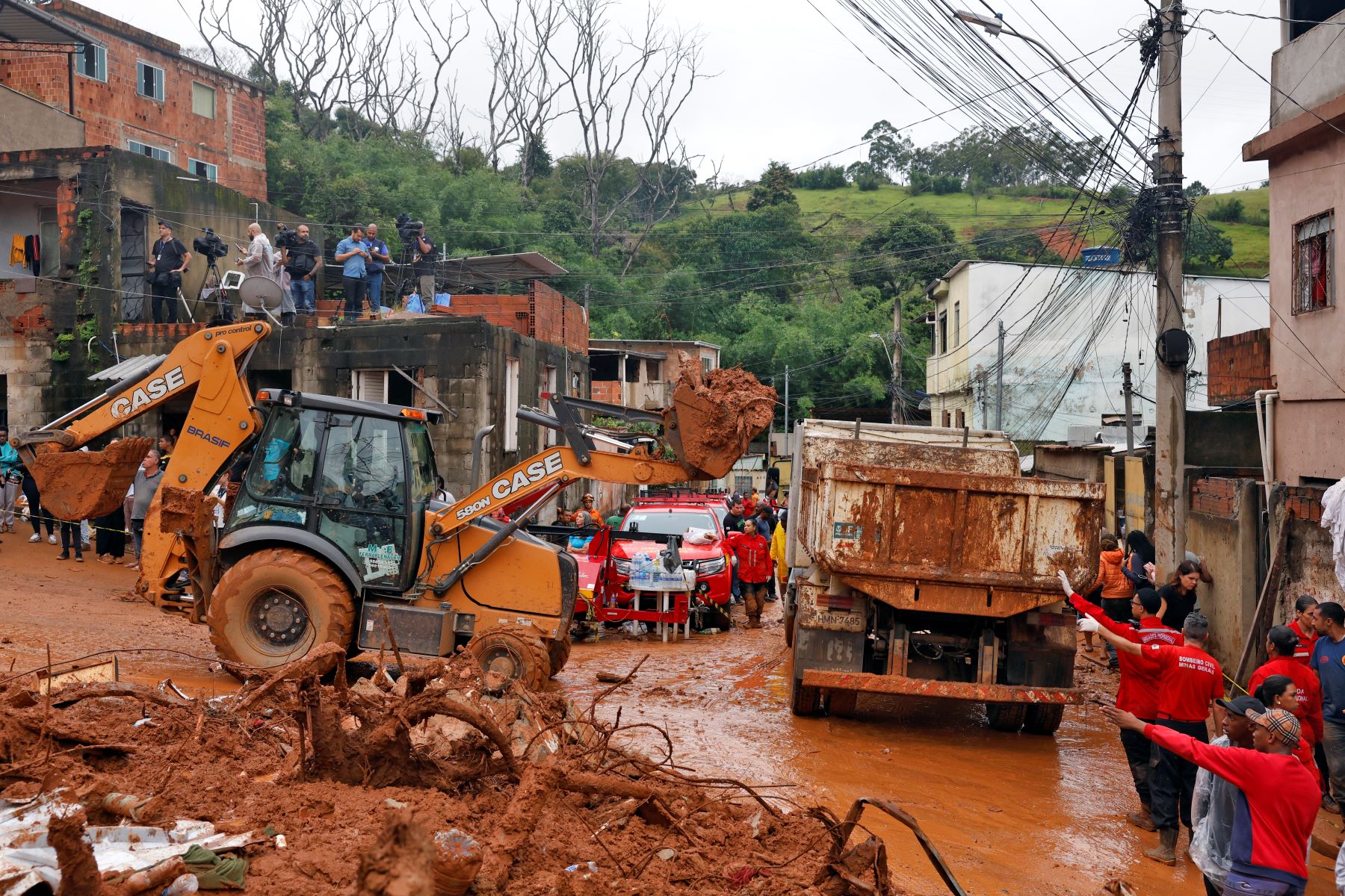 Bombeiros trabalham no resgate de vítimas dos temporais em Juiz de Fora: número de desastres climáticos provocados pelas chuvas no Brasil cresceu 222,8% nesta última década (Foto: Tânia Rego / Agência Brasil)