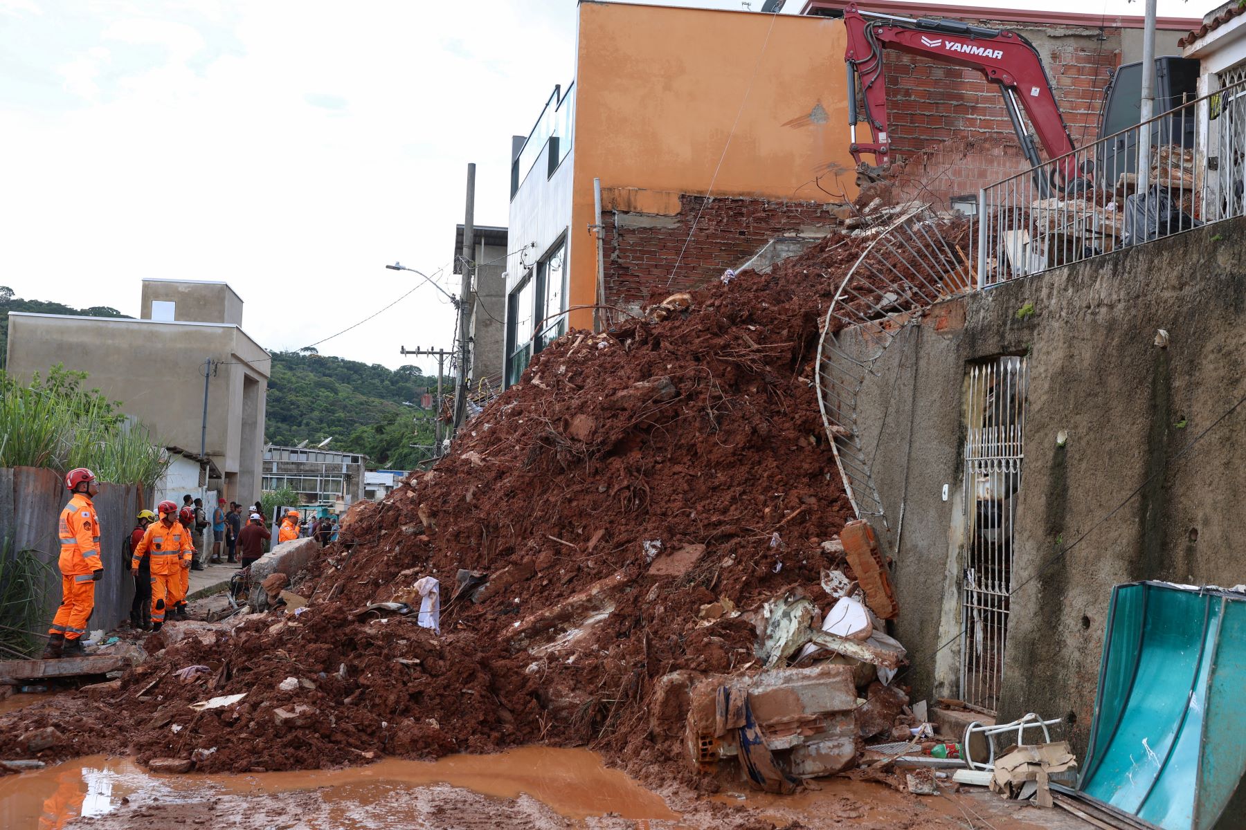 Bombeiros acompanham destruição provocada por deslizamentos em Juiz de Fora: Total de prejuízos das chuvas reportados entre 1995 e 2023 chegou a R$ 146,7 bilhões (Foto: Tomaz Silva / Agência Brasil)
