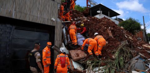Bombeiros retiram corpo dos escombros em Juiz de Fora: proporção de municípios brasileiros afetados por desastres relacionados a chuvas extremas aumentou de 27% nos anos 1990 para 68% nos anos 2000, e atingiu 83% em 2025 (Foto: Tomaz Silva / Agência Brasil)