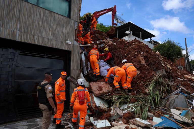 Bombeiros retiram corpo dos escombros em Juiz de Fora: proporção de municípios brasileiros afetados por desastres relacionados a chuvas extremas aumentou de 27% nos anos 1990 para 68% nos anos 2000, e atingiu 83% em 2025 (Foto: Tomaz Silva / Agência Brasil)