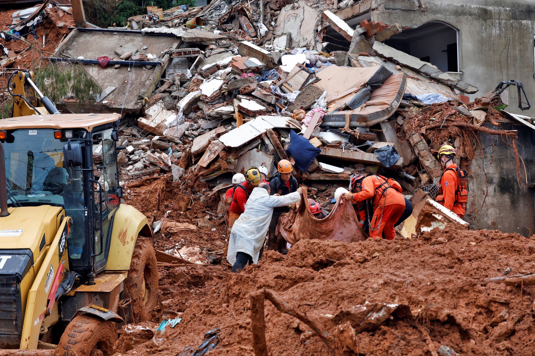 Bombeiros retiram corpo dos escombros em Juiz de Fora: proporção de municípios brasileiros afetados por desastres relacionados a chuvas extremas aumentou de 27% nos anos 1990 para 68% nos anos 2000, e atingiu 83% em 2025 (Foto: Tomaz Silva / Agência Brasil)