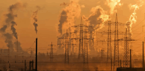 Foto colorida que mostra fumaça de usinas de combustíveis fósseis, principal causa do aquecimento global e da crise climática
