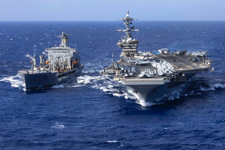 Foto colorida do porta-aviões Abraham Lincoln no mar