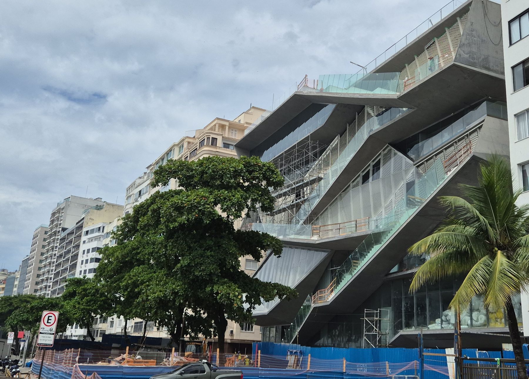 A obra, iniciada em 2010 e ainda com andaimes e tapumes a um mês de sua anunciada inauguração, da nova sede do MIS em Copacabana: monumento ao descaso com a memória carioca (Foto: Oscar Valporto - 21/02/2026)