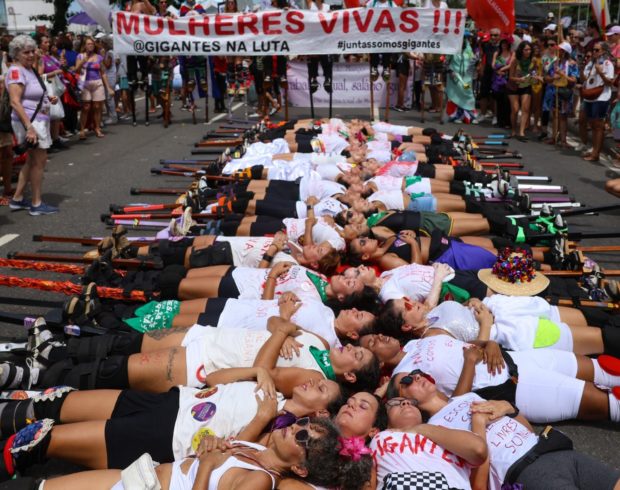 Mulheres saem às ruas para protestar contra a violência de gênero neste 8 de março