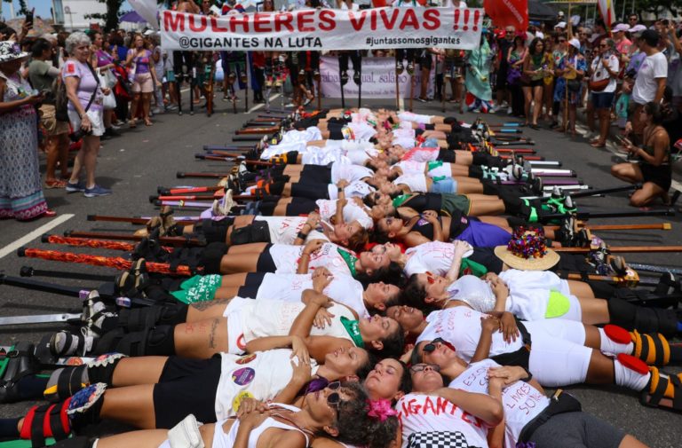 Mulheres fazem protesto contra violência em Copacabana: atos por todo o país no Dia Internacional da Mulher (Foto: Tomaz Silva / Agência Brasil)