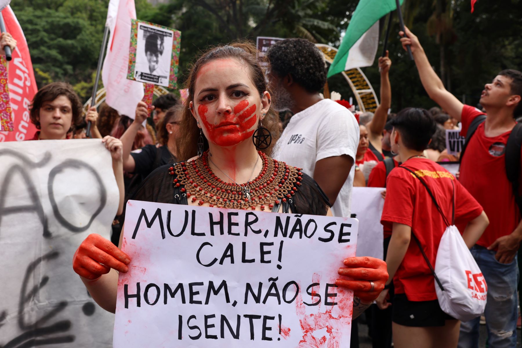 Manifestação em São Paulo contra a violência: grupos de homens têm atuado em fóruns de internet, redes sociais e outros canais de comunicação para estimular ódio contra as mulheres e hierarquias de gênero (Foto: Rovena Rosa / Agência Brasil - 07/12/2025)