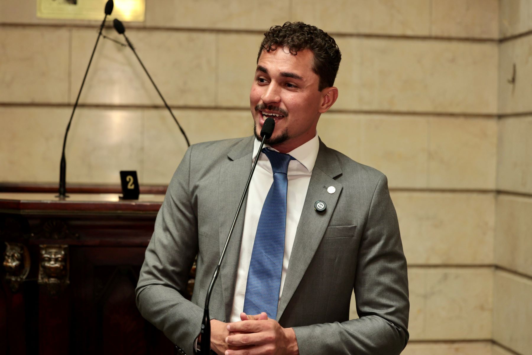 Vereador Salvino Oliveira em discurso na Câmara: a favela como evidência criminal em ano eleitoral (Foto: Eduardo Barreto / Câmara Municipal do Rio de Janeiro)