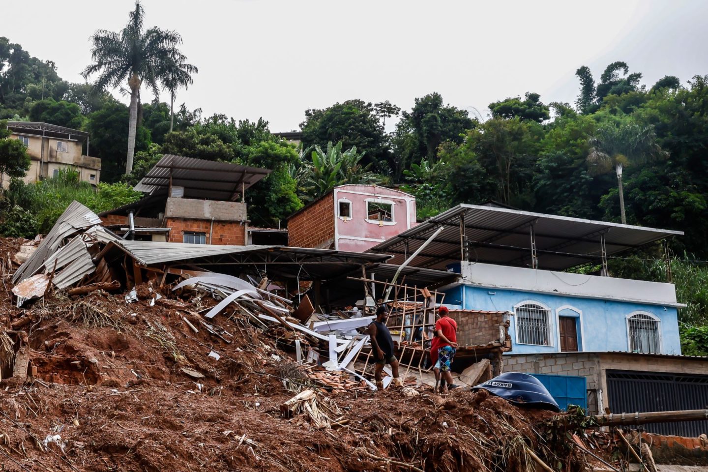 Moradores no bairro Três Moinhos, em Juiz de Fora, arrasado pela enchente: Plano Clima lançado com 312 metas de adaptação e mitigação da crise climática (Foto: Tânia Rego / Agência Brasil - 01/03/2026)
