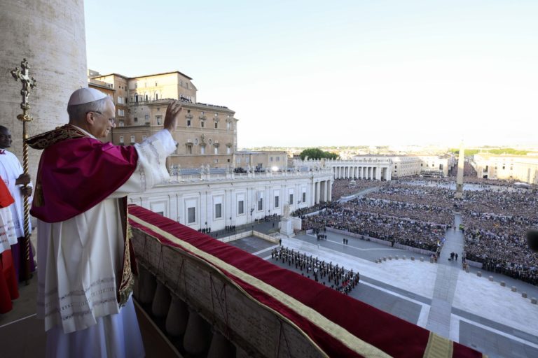 O Papa Leão XIV fala para multidão de católicos no Vaticano: cristianismo é a religião com maior número de adeptos, mas apresenta grande diversidade interna - católicos, protestantes, ortodoxos, pentecostais, etc (Foto: Vaticano / Divulgação - 08/05/2025)