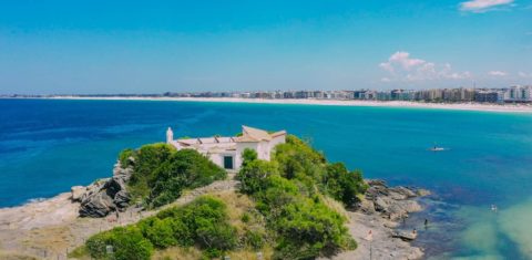 Vista costeira de Cabo Frio: município sedia Futuro Azul Summit 2026, evento com a economia do mar no centro dos debates (Foto: Prefeitura de Cabo Frio / Divulgação)