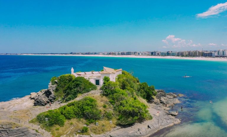 Vista costeira de Cabo Frio: município sedia Futuro Azul Summit 2026, evento com a economia do mar no centro dos debates (Foto: Prefeitura de Cabo Frio / Divulgação)