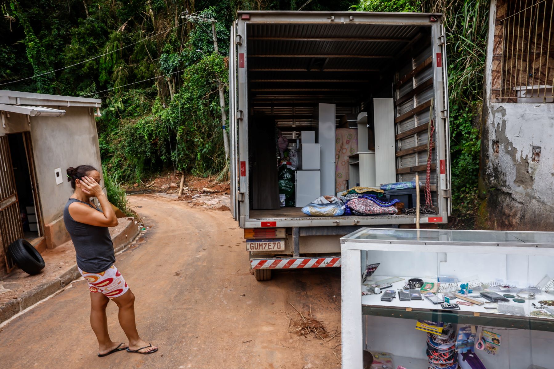 Moradora de Juiz de Fora chora ao retirar suas coisas da casa destruída pela enchente: cidade segue lambendo as feridas após a tragédia que deixou mais de 70 mortos na região (Foto: Tânia Rego / Agência Brasil - 01/03/2026)