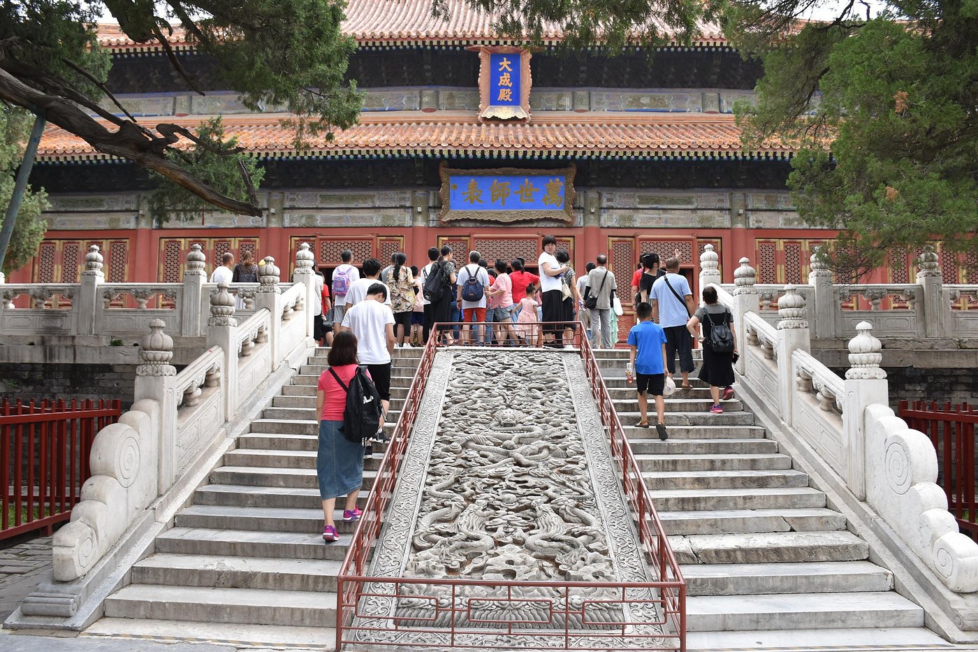 Visitantes no Templo de Confúcio na China: religiões na Chiba -confucionismo, taoismo e budismo - funcionaram historicamente mais como sistemas ético-filosóficos e práticas rituais do que como religiões exclusivistas, com dogmas rígidos e clero independente (Foto: Divulgação)