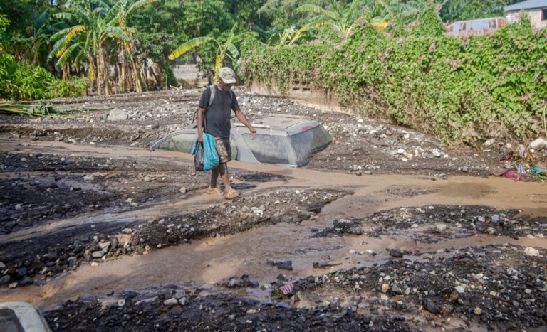 Destruição provocada pelo furacão Melissa no Haiti, em outubro de 2025: evento intensificado pela crise climática e o aquecimento global (Foto: PAHO)