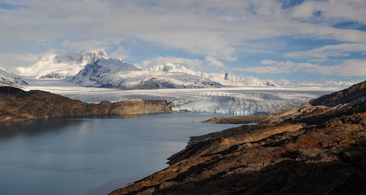 Foto colorida de paisagem, com lago e montanhas no Parque Nacional Los Glaciares localiza-se na região da Patagônia Argentina no sudoeste da Província de Santa Cruz.