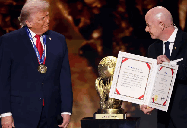 O patético jogo dos alienados