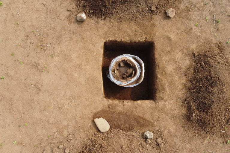 Foto colorida de vista aérea de urna funerária indígena encontrada após as enchentes em Roca Sales