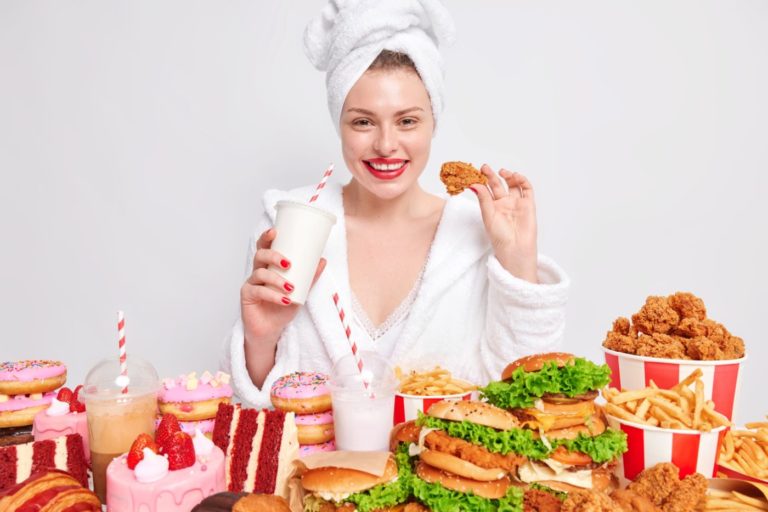 Os ultraprocessados e o silêncio das mulheres: sabor de paz e felicidade que faz muito mal e pode até matar (Foto: Freepik)