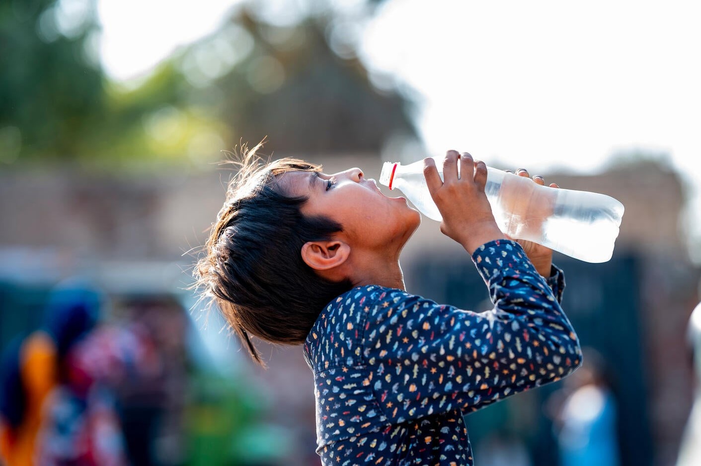 Criança bebe água durante onda de calor no Paquistão: 90% das mortes causadas por altas temperaturas serão em países pobres, indica pesquisa (Foto: Unicef - 09/10/2024)