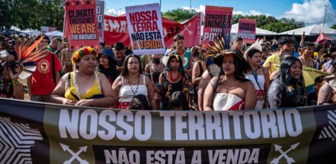 Manifestação de indígenas no ATL2026 em Brasília: relatório aponta mais de 1.300 requerimentos minerários incidindo sobre terras indígenas na Amazônia (Foto: © Edgar Kanaykõ / Greenpeace)