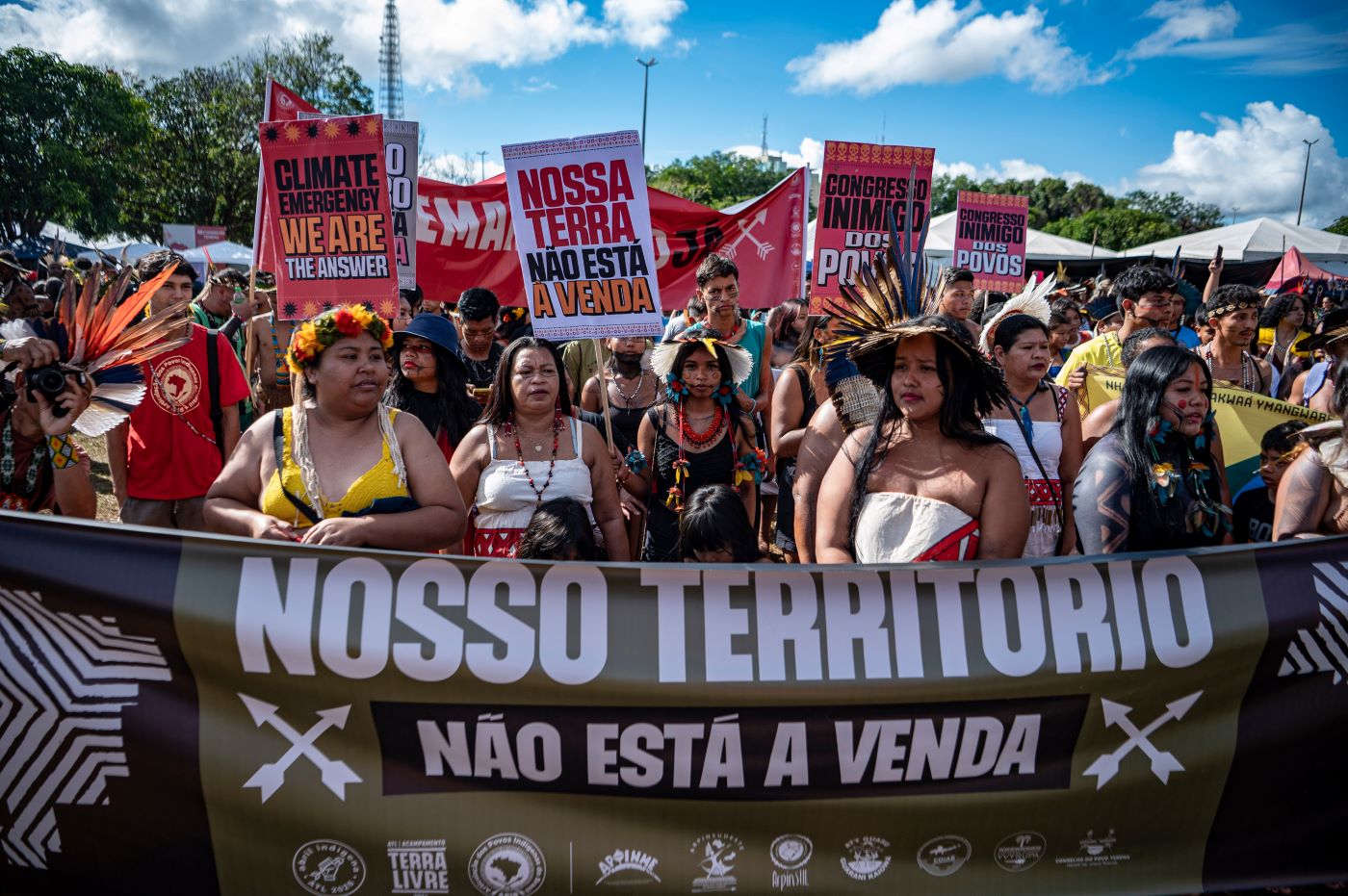 Manifestação de indígenas no ATL2026 em Brasília: relatório aponta mais de 1.300 requerimentos minerários incidindo sobre terras indígenas na Amazônia (Foto: © Edgar Kanaykõ / Greenpeace)