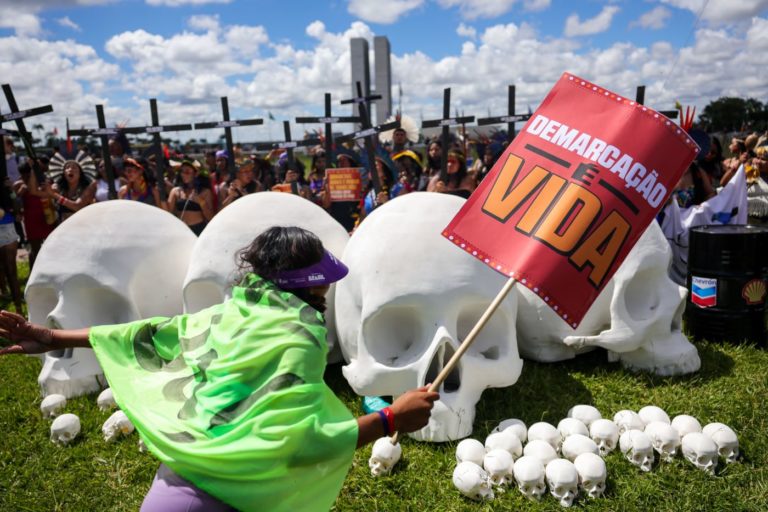 Protesto indígena na Praça dos Três Poderes: lobby da mineração avançando sobre territórios e pressionando Legislativo, Executivo e Judiciário (Foto: Fabio Rodrigues-Pozzebom / Agência Brasil)