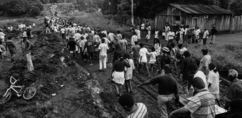Massacre em Eldorado de Carajás, 30 anos: Trabalhadores e familiares carregam os caixões de seus companheiros em uma longa caminhada até o local do enterro em Curionópolis (Fotografia de Ripper /Imagens Humanas - abril/1996)