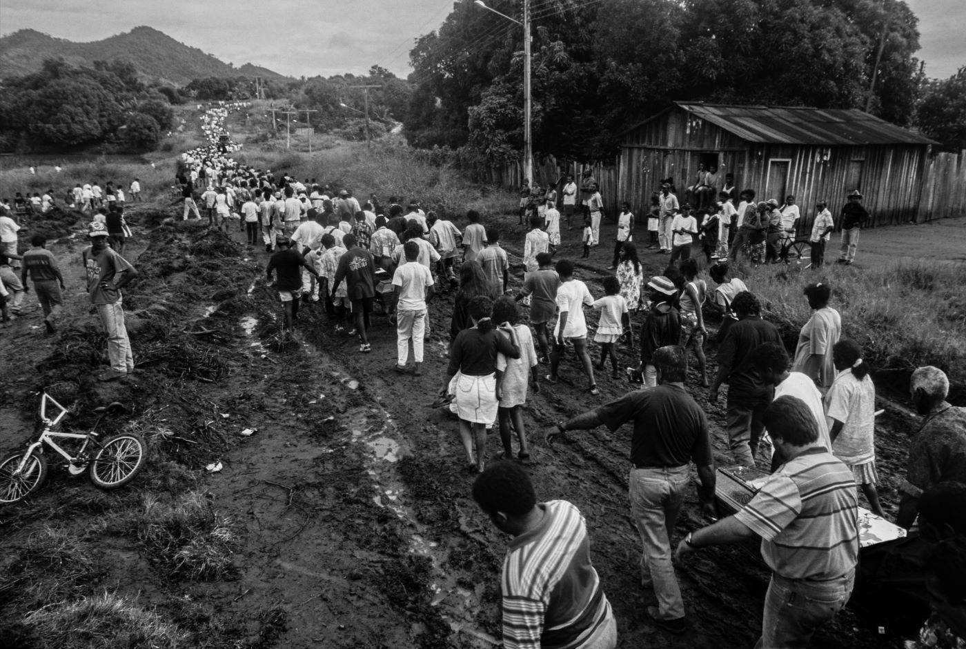 Massacre em Eldorado de Carajás, 30 anos: Trabalhadores e familiares carregam os caixões de seus companheiros em uma longa caminhada até o local do enterro em Curionópolis (Fotografia de Ripper /Imagens Humanas - abril/1996)