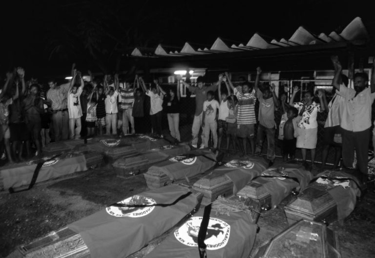 Massacre de Eldorado de Carajás, 30 anos: trabalhadores enfileiram os caixões de seus companheiros em frente ao Incra de Marabá, em protesto contra a violência e pela Reforma Agrária (Fotografia de Ripper /Imagens Humanas - abril/1996)