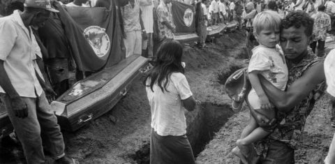 Massacre de Eldorado de Carajás, 30 anos: esposa de um dos trabalhadores assassinados se emociona diante dos caixões enfileirados (Fotografia de Ripper /Imagens Humanas - abril/1996)