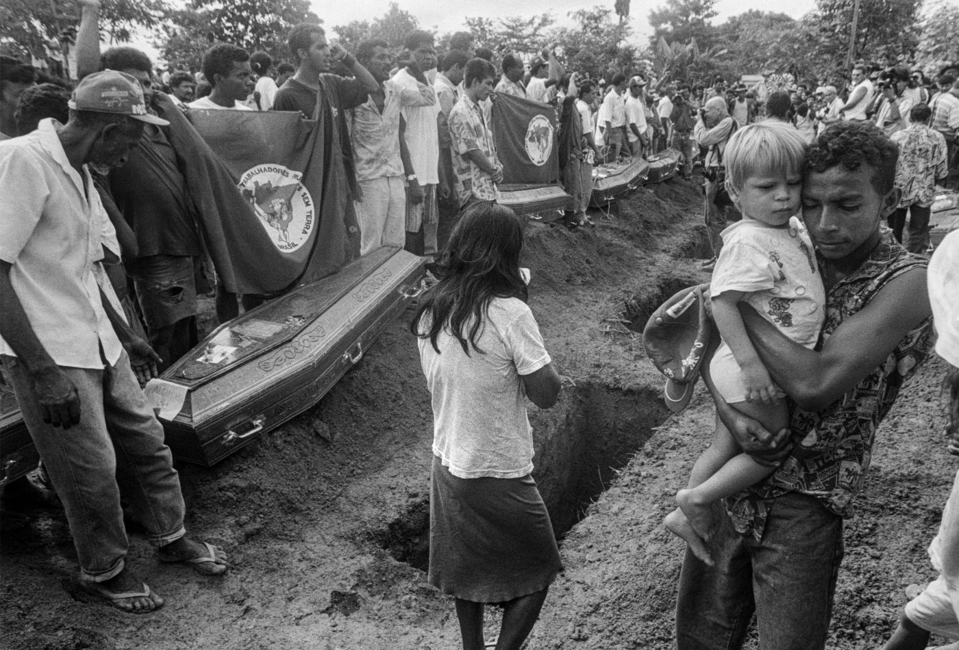 Massacre de Eldorado de Carajás, 30 anos: esposa de um dos trabalhadores assassinados se emociona diante dos caixões enfileirados (Fotografia de Ripper /Imagens Humanas - abril/1996)