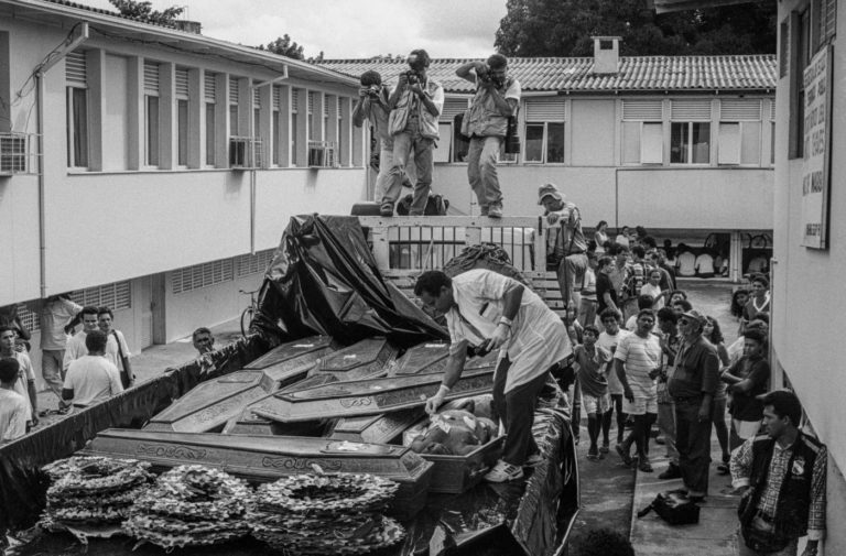 O legista Nelson Massini identifica uma das vítimas do massacre no pátio do IML de Marabá (Fotografia de Ripper / Imagens Humanas - abril/1996)