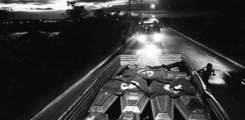 Massacre de Eldorado dos Carajás, 30 anos: transporte dos caixões dos trabalhadores assassinados de Marabá para Curionópolis (Fotografia de Ripper / Imagens Humanas - abril/1996)