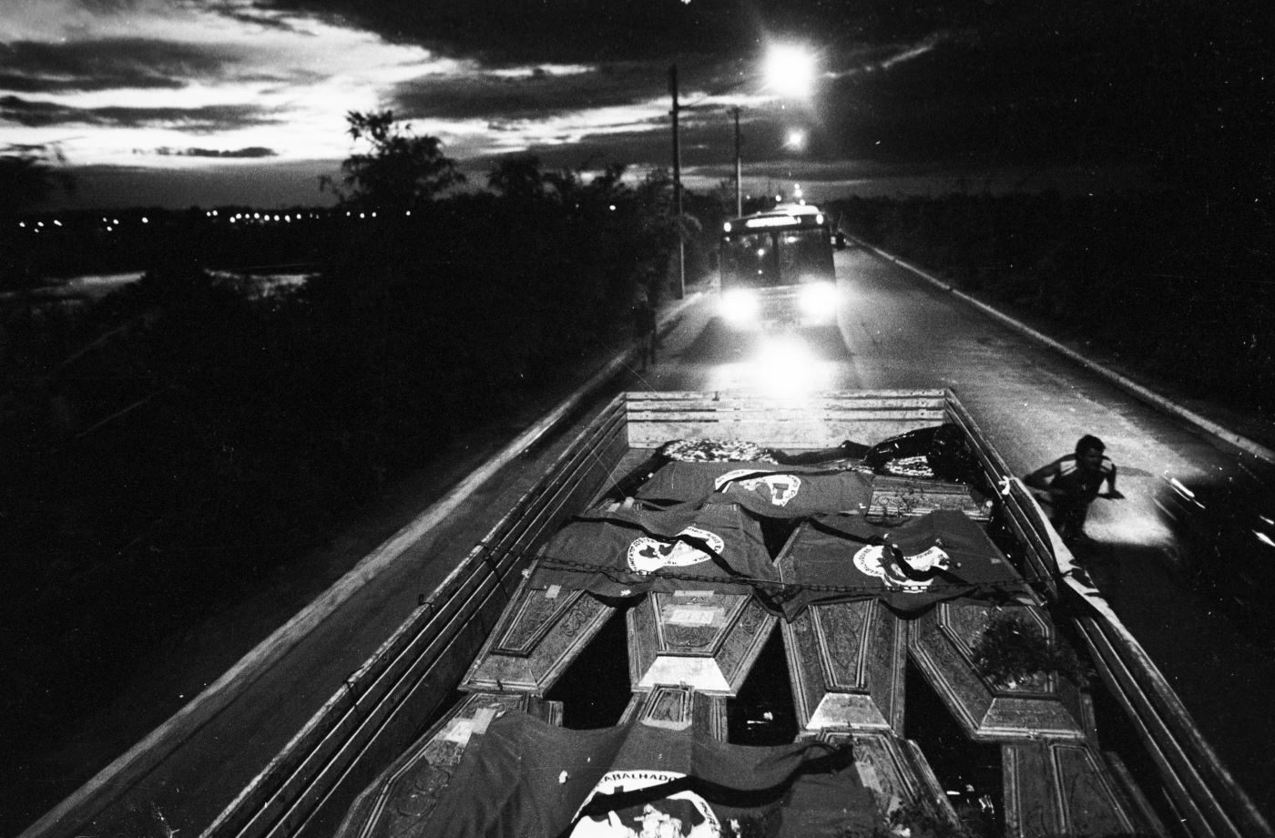 Massacre de Eldorado dos Carajás, 30 anos: transporte dos caixões dos trabalhadores assassinados de Marabá para Curionópolis (Fotografia de Ripper / Imagens Humanas - abril/1996)